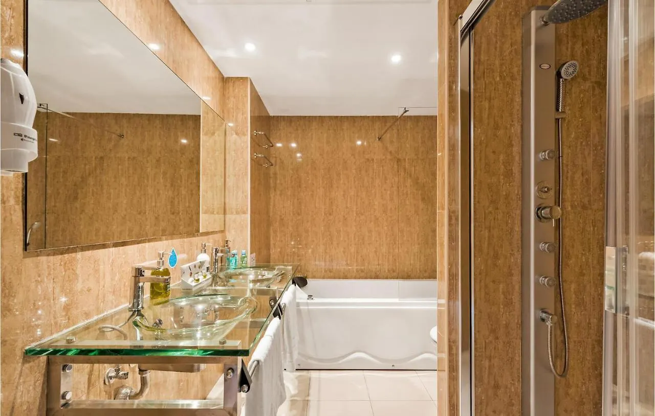 Cozy Apartment In Estepona With Kitchenette